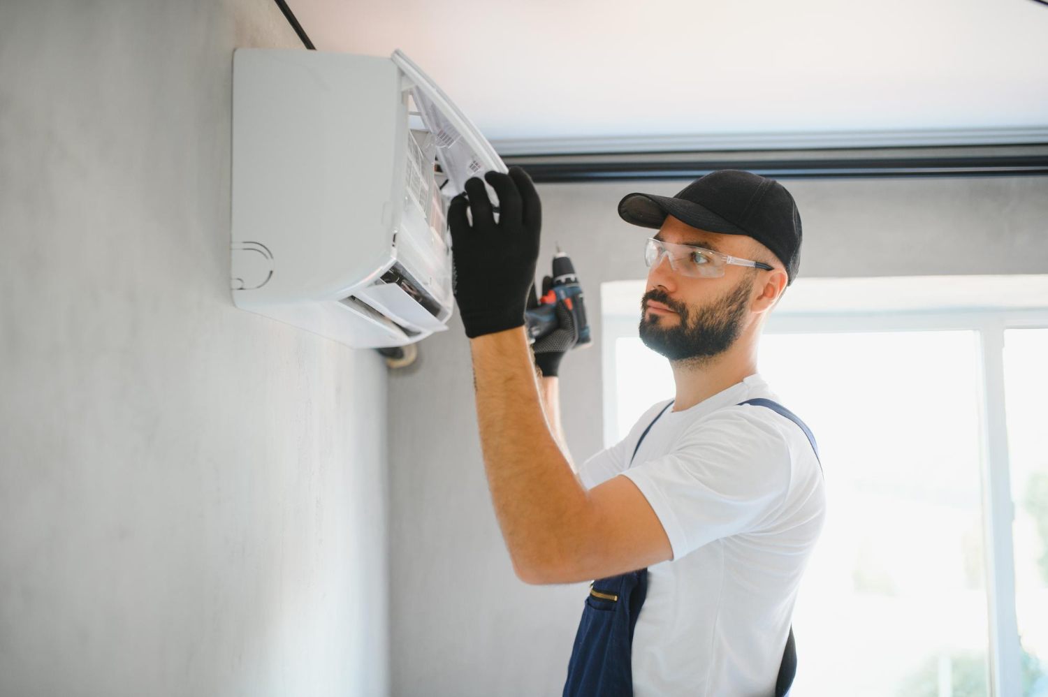 Técnico da Dr. Cold instalando ar-condicionado split na parede de um ambiente