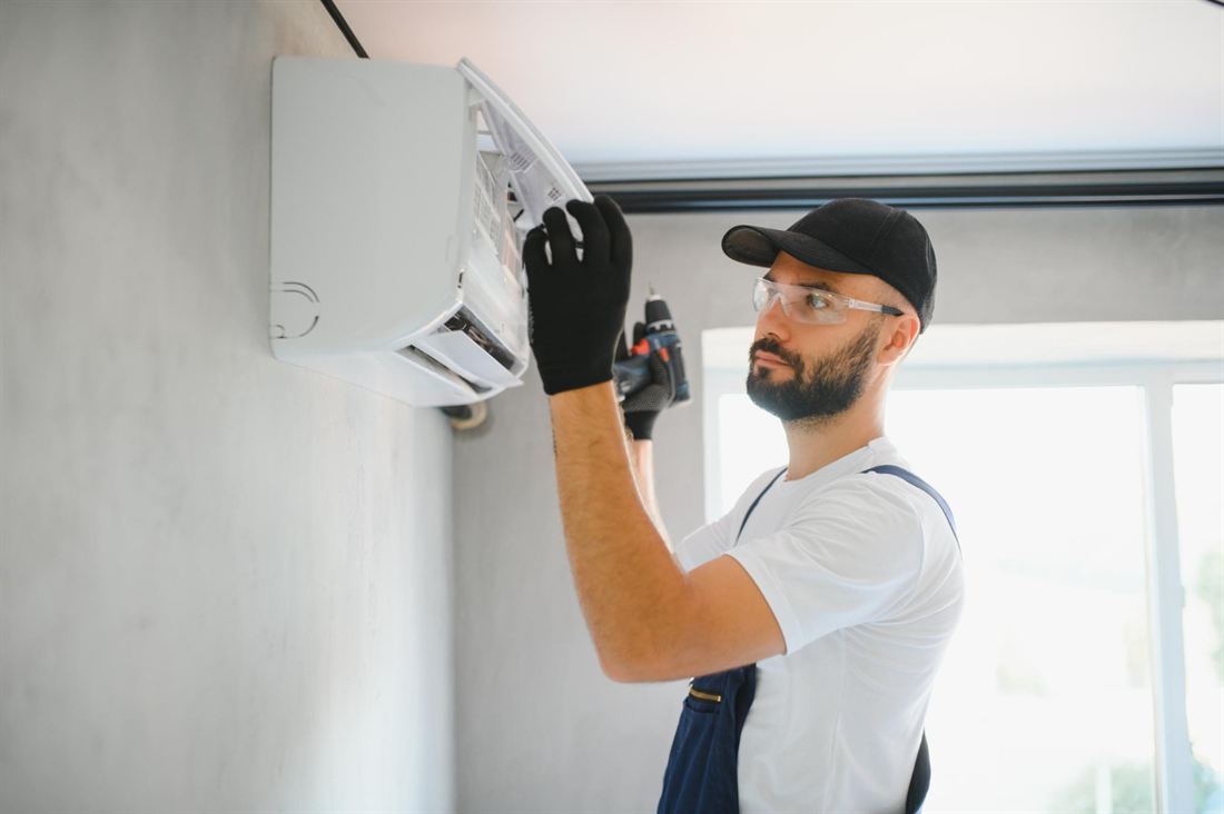 Técnico da Dr. Cold fazendo manutenção em ar-condicionado split